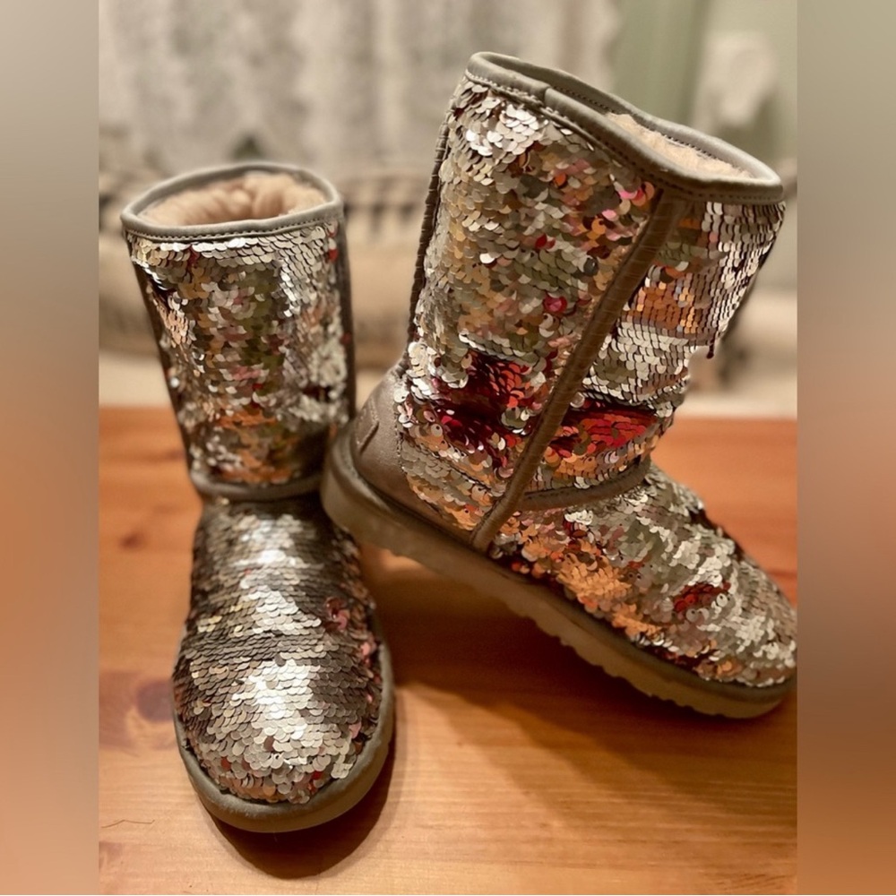 UGG Flip Sequin Boots Cosmos Classic Short Silver Pink 1094982 Women's Sz 6